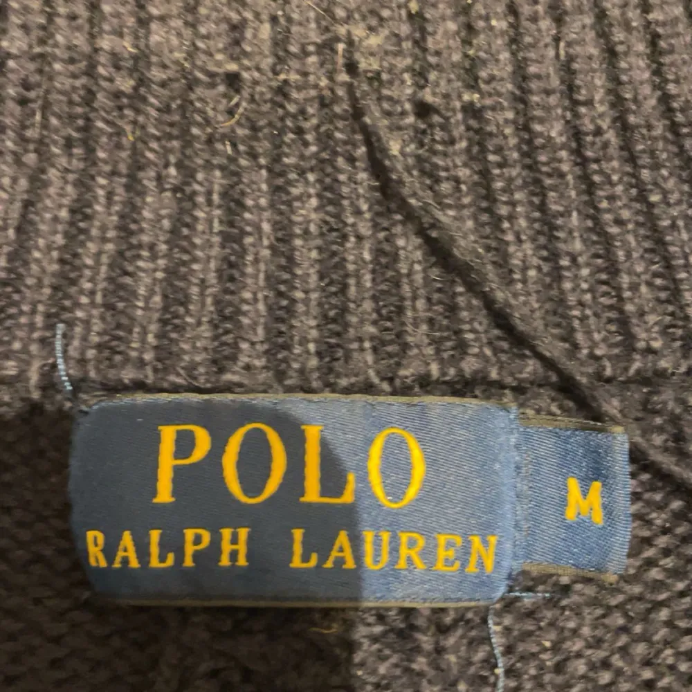 Säljer en snygg mörkblå stickad tröja från Polo Ralph Lauren. Perfekt för kyliga dagar. Passar både till vardags och lite finare tillfällen. Använt sparsamt skick är typ 8/10 skulle jag säga. Priset kan diskuteras vid snabb affär . Tröjor & Koftor.