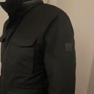 En riktig snygg och trendig J.Lindeberg field jacket i topp skick, Storlek L, vid frågor är de bara att skriva // Gramenti 