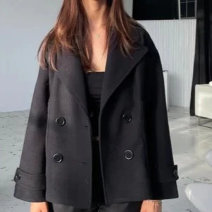 Kort kappa - design by si  - Säljer denna kappan utan skavanker, super fin. Kommer tyvärr bara inte till användning längre. Storlek xs/s 🌟