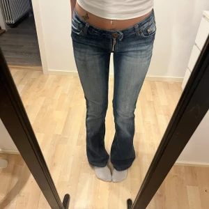 Bootcut jeans - Säljer dessa snygga jeans då dom inte kommer till användning. Dom är insydda på baksidan (bild 4) så går att sprätta upp om dom är för små! Dom är även lite slitna nertill men annars bra skick💕