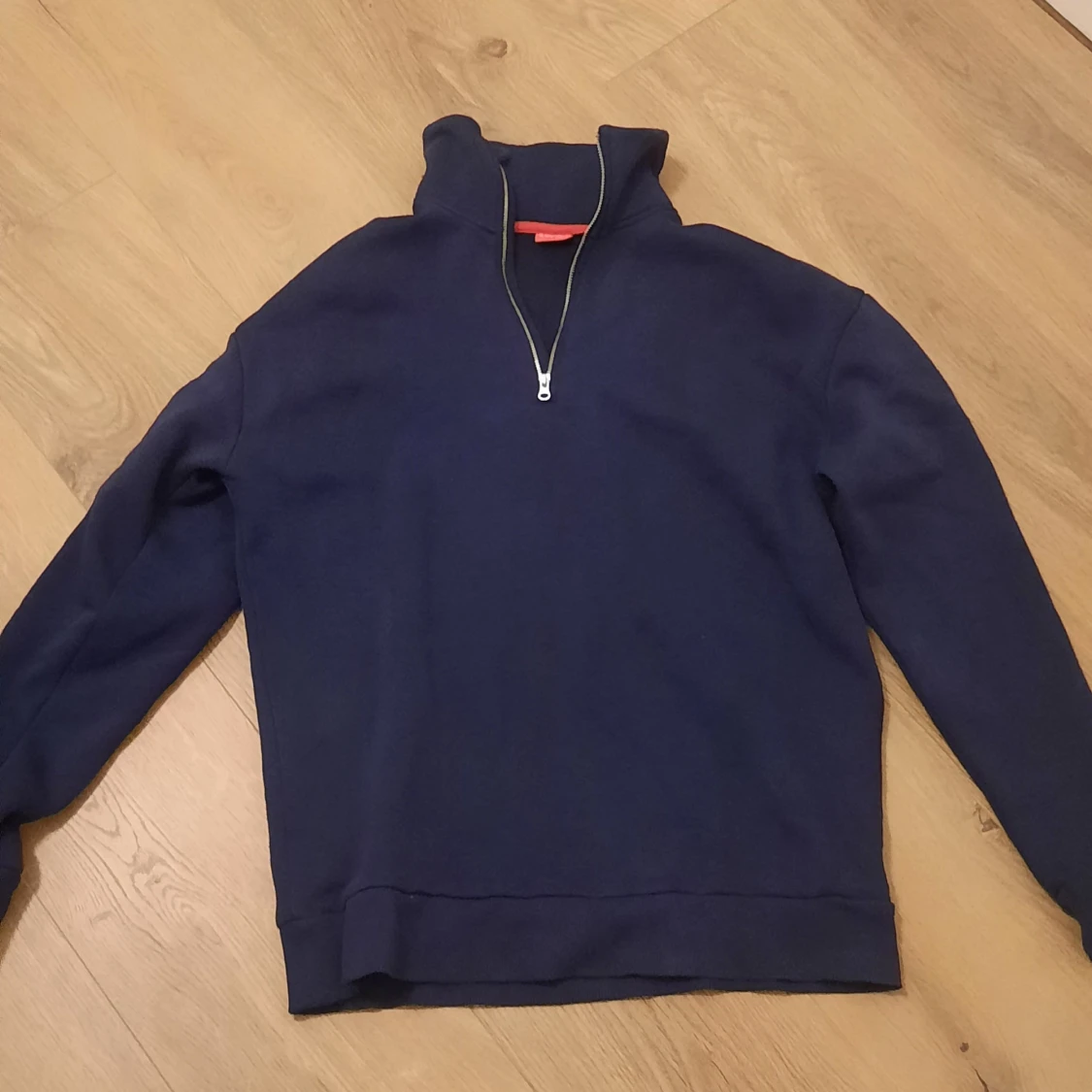 Mörkblå tröja med dragkedja från Ryvls