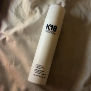 K18 Hair Mask 150 ml - säljer en k18 hår mask som har bara använts 1 gång. den är 150 ml som är ganska svårt o hitta, så passa på och köp!! köpte för 800 kr, priset kan diskuteras