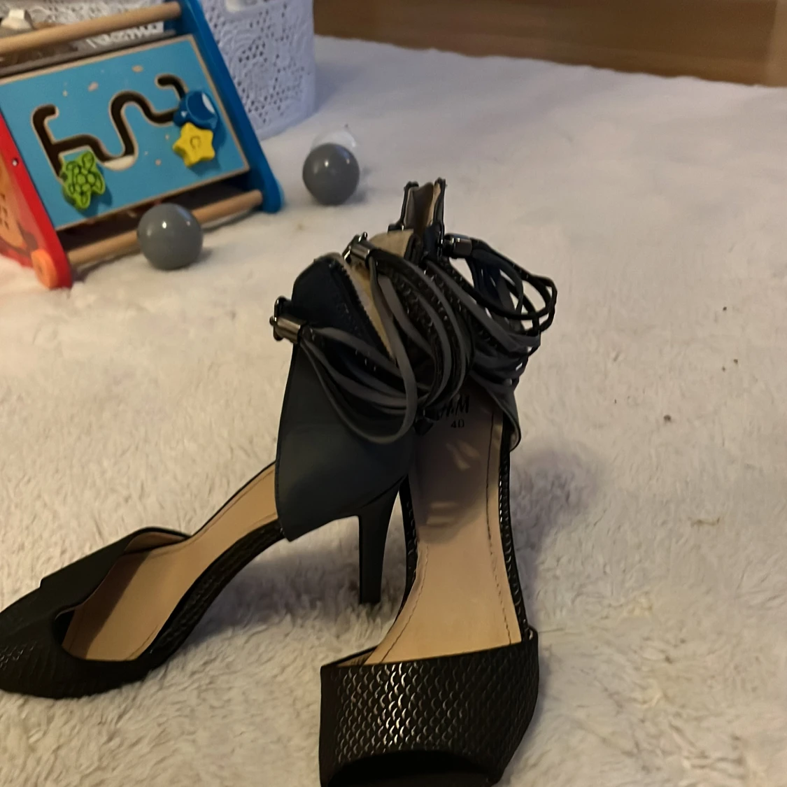 Svarta klackskor med snörning