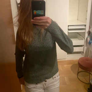 Grön stickad tröja - Säljer en mysig grön stickad tröja i mycket bra skick. Perfekt för höst och vinter med sin varma och bekväma passform. Passar perfekt till både jeans och kjol! Den är endast använd en gång och säljer då den inte kommer till användning💓 skriv gärna vid frågor, pris kan diskuteras 💗
