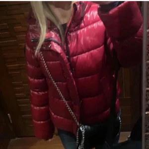 Röd jacka superdry  - INTERESSEKOLL PÅ MIN SUPERDRY JACKA, de 2 första bilderna är dock från min exakt samma gamla fast som är i M medans denna jag säljer är i S, och de 3 sista bilderna är i !!!  OBS! Laddat upp massa nytt fint till hösten så gå in på min profil och kolla så kan jag samposta 🥰🌸