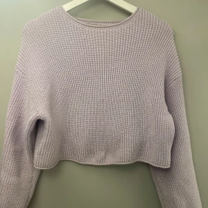Lila kort stickad tröja  - Kortare lila sticka tröja, snygg i cool och fin till sommar eller vardags med t.ex jeans💗