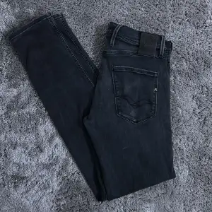 Säljer ett par snygga svarta jeans från Replay, modell Anbass. De är i mycket bra skick och har en slim passform som sitter perfekt. 