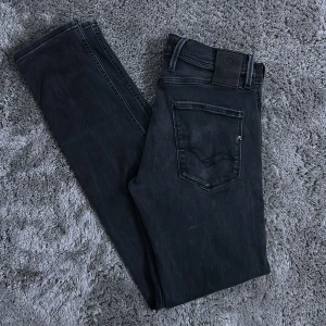 Svarta jeans från Replay - Säljer ett par snygga svarta jeans från Replay, modell Anbass. De är i mycket bra skick och har en slim passform som sitter perfekt. 
