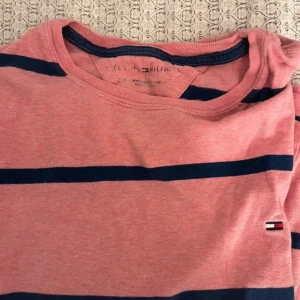 Snygg Tommy Hilfiger t-shirt - En snygg, väl använd men i mycket bra skick Tommy Hilfiger t shirt! 🩷 Passar bra som present eller till dig själv både som man eller kvinna!🩷🪩 Nypris: ca 400kr. 