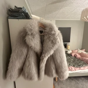 grå pälsjacka från topshop - säljer en fluffig grå pälsjacka från topshop i storlek 34. är i mycket bra skick. inte äkta päls, den är köpt på plick sedan innan🥰🌟💞
