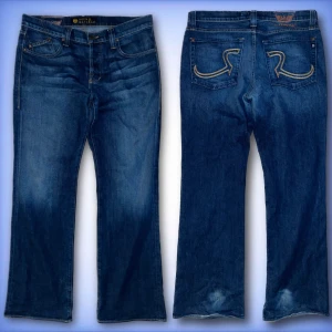 Rock & Republic jeans - Säljer ett par snygga blå jeans från Rock & Republic. De har en klassisk femficksdesign med coola broderade detaljer på bakfickorna. Perfekta för en avslappnad stil, och de är i bra skick. Passar till både vardag och fest!