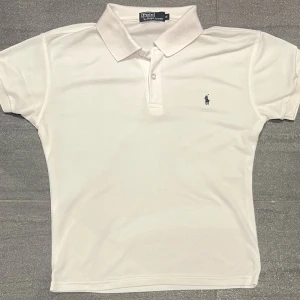 Ralph Lauren Piké Vit - Snygg piké från Ralph Lauren || Storlek: M (passform lite mer åt S hållet) || Mycket fint skick (förutom lite nopprig)