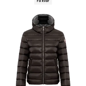 Svart dunjacka från Colmar - Säljer en snygg och varm svart dunjacka från Colmar. Jackan har en dragkedja framtill och är perfekt för kalla vinterdagar. Den är i mycket bra skick och har en normal passform. Perfekt för både vardag och vinteraktiviteter! ❄️