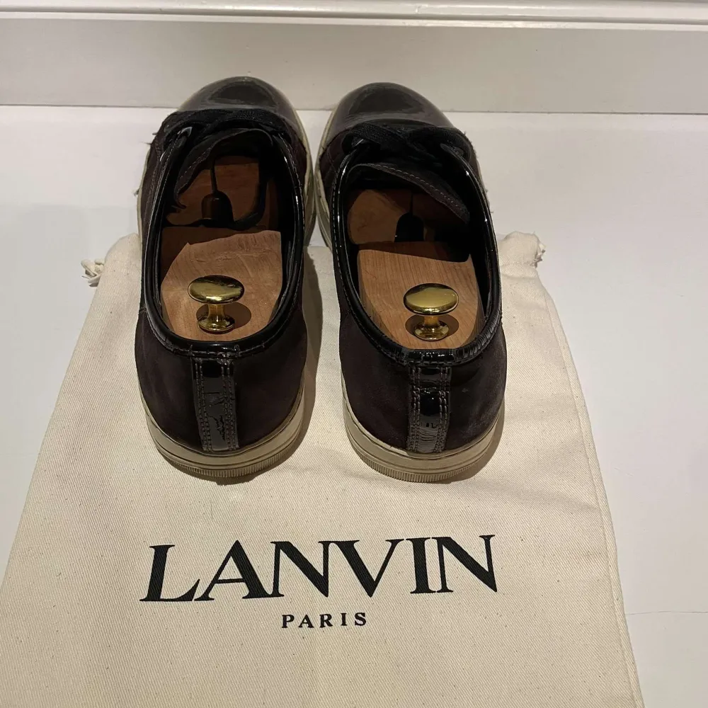 Säljer ett par snygga svarta sneakers från Lanvin i mycket bra skick. Skorna har en stilren design med snörning och en vit sula som ger en cool kontrast. Perfekta för både vardag och fest! Kommer med originalpåse.. Skor.