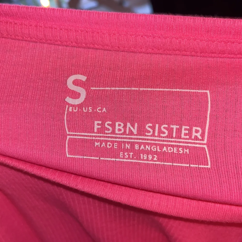 Säljer en superfin rosa ribbad topp från FSBN Sister.  Den är kortärmad och har en tight passform som sitter snyggt på kroppen. Perfekt för sommardagar eller som en färgglad detalj i din outfit. Använd ett fåtal gånger, så den är i mycket bra skick!. T-shirts.