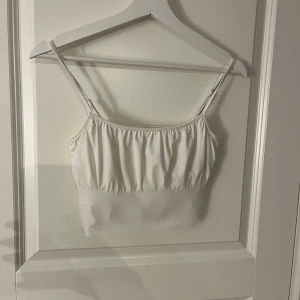 En vit topp - En vit lite topp i storlek s💞