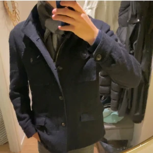 Over shirt Jacka - Snygg Over shirt i bra skick med knappar framtill. Perfekt för höst och vinter, med långärmad design och klassisk stil. Passar både till vardags och festligare tillfällen.