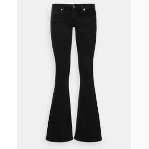 Svarta lågmidjade bootcut jeans - Snygga svarta bootcut jeans från Only, i mycket bra skick. Bara använda ca 2 gånger.                         På tredje bilden ser ni hur jeansen sitter på, det är samma modell fast bara i en annan färg                            Midjemått: 70cm                            Innerbenslängden: ca 78-80cm.                                De är 27x36 men har sytt upp dem så skulle säga att de är 27x34 och de passar bra i längd på mig som är 170cm.                                  