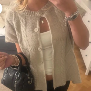 Beige stickad kofta❤️ - ❤️❤️Säljer en superfin beige stickad kofta med korta ärmar och stora knappar framtill. Perfekt för vår och sommar, och den är i mycket bra skick. 