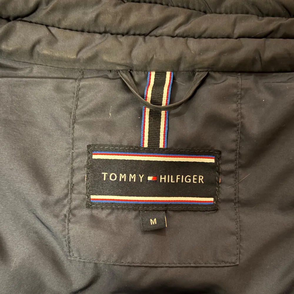 Skön varm cardigan från Tommy Hilfiger | Storlek M | Skick 7/10 | Använd men inga defekter | Nypris 2800kr vårt pris 799 kr | Modellen på bilden är 185 cm och väger 67 kg | Hör av dig vid frågor eller funderingar✌️. Jackor.