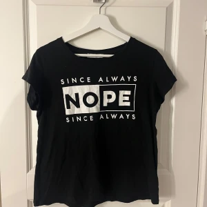 Svart T-shirt  - En svart T-shirt med tryck i storlek M💞