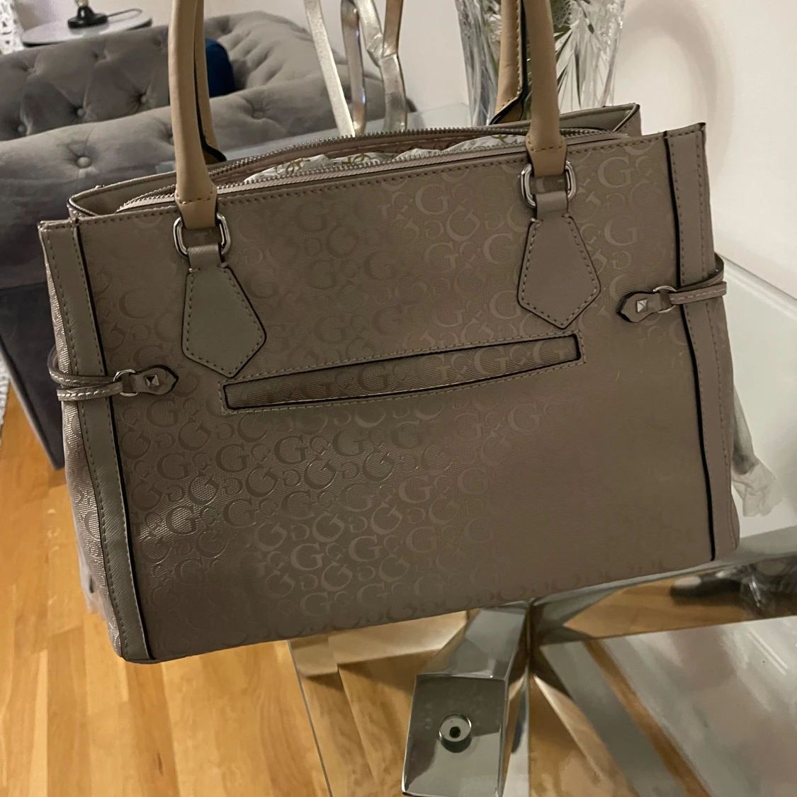 Beige handväska från Guess - 92