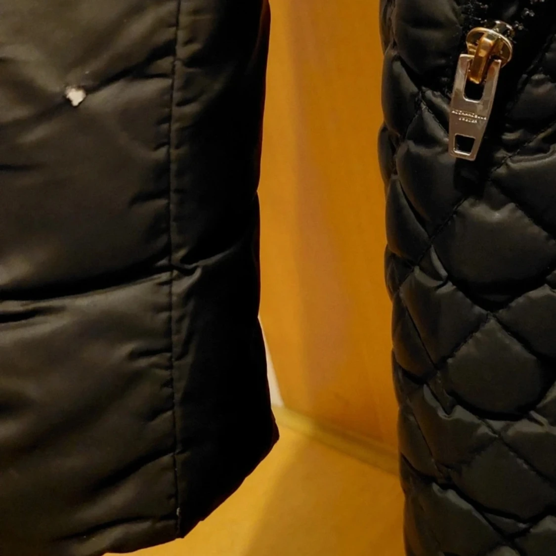 Svart dunjacka med pälsdetaljer - 92