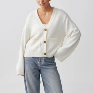 Vit kofta från Gina Tricot - Säljer denna kofta från Gina som är helt slutsåld!! Använd 2 ggr så den är som ny!!💖💖