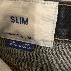 Slim jeans i denim - Säljer ett par snygga slim jeans i mörk denim. De har en klassisk femficksdesign med dragkedja och knapp framtill. Perfekta för både vardag och fest! 🖤