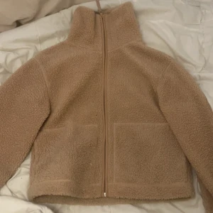 beige teddyjacka❣️ - säljer min populära teddyjacka, den är beige men lite rosa i tonen oxå. I storlek s men passar mig med xs! 🙏🏼skriv för fler bilder🙌🏼