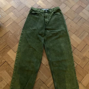 Gröna jeans från Big Boy - Säljer ett par gröna jeans från Big Boy i storlek XS. De har en loose fit och är perfekta för en avslappnad stil. Jeansen är i mycket bra skick och passar bra till både vardag och fest. Perfekt för höst och vår!