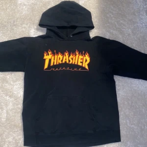 Trasher hoodie i storlek S  - Bra skick använd lite då o då förra året men Lite sliten vid änden av armarna, säljer för den ej används och inte riktigt passar min smak, skriv i Dm för mer bilder eller information så svarar jag så snabbt jag kan!!
