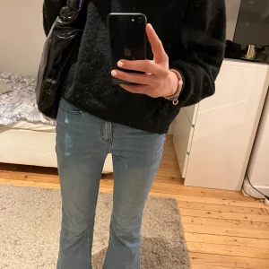 Ljusblåa bootcut jeans - Såå sköna och fina men tyvärr är dem för korta för mig. Storlek 152 men det finns ej som alternativ. Low/mid waist 💕 vid fler frågor är det bara att skriva! 