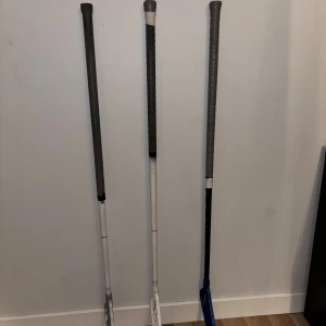 Innebandy klubba - Svarta klubban är den helt nya pro lighten från zone. Ny linda och relativt nytt blad. Köpt för 2200 och använts tre träningar. De andra två klubborna har använts hela förra året men är i bra skick. Kan säljas tillsammans för ett billigare pris men vi kan komma överens privat:) 