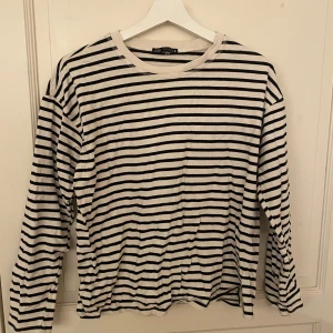 Randig tröja Zara - Långärmad tröja från Zara i gott skick som knappt används💕