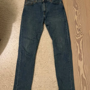 Mörkblåa Levis 512 W30 L32 - Ett par snygga mörkblåa levis 512 jeans i strl: W30 L32.  Passform: Tapered