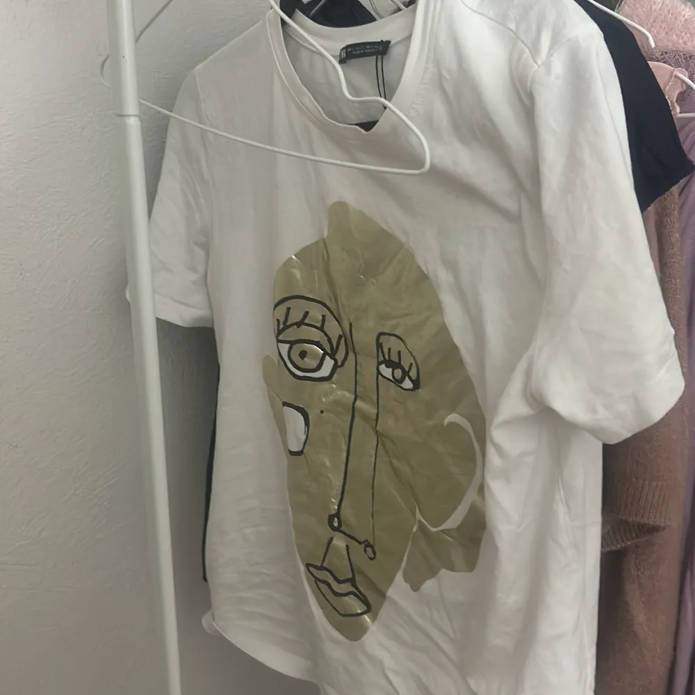 Säljer en snygg vit t-shirt från Zara i storlek S. Den är sjukt cool och snygg och populär , den finns inte att köpa längre . Jätte bra skick säljer då jag inte använder längre. T-shirts.