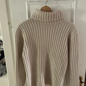 Vit stickad Tröja  - Säljer denna superfina, varma stickade tröjan som tyvärr inte kommer till användning längre. Perfekt nu till vintern. Som man knappt kan se på bilden så har tröjan ett pyttelitet hål, syns inte när man har den på sig. Storlek XL men blivit mindre så passar mig bra som har M. Bra material och märke därav priset. Skriv vid frågor och för fler bilder. 💗💗💗