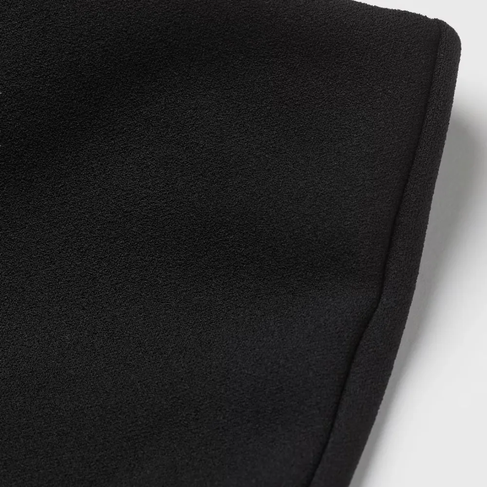 Snygga svarta bootcut kostymbyxor från hm. De är lågmidjade. Materialet är mjukt och bekvämt, vilket gör dem sköna att bära hela dagen. Inte helt säker att det är de byxorna på bilden men om inte så väldigt lika!! Köparen står för frakten💕. Farkut & Housut.