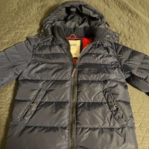 Tommy Hilfiger dunjacka - Riktigt schysst dunjacka från Tommy Hilfiger. Mycket bra skick och priset kan självklart diskuteras😁 Bara att höra av sig vid frågor.