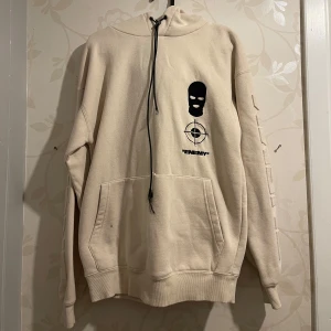 Beige hoodie med tryck - Säljer en beige hoodie. Perfekt för en avslappnad stil. Den har en stor ficka fram och justerbar huva.
