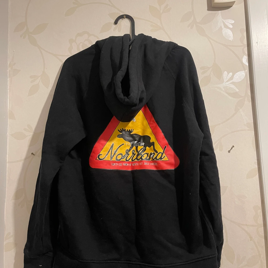 Svart hoodie med Norland-tryck - 90