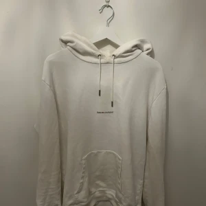Saint Laurent Hoodie - En vit YSL hoodie. Ingen direkt defekt men är använd, ingenting en noggrann tvättning inte fixar, men ett lägre pris! 