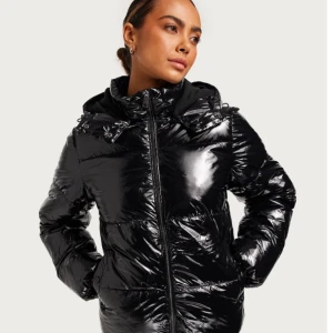 Svart glansig pufferjacka - Säljer en snygg svart glansig pufferjacka med dragkedja och huva från hemsidan Nelly som är slutsåld i alla storlekar. Jackan är perfekt för kalla dagar nästan som ny använd under en vinter😊💕 skriv vid funderingar eller bilder ( Vid snabb affär kan vi diskutera pris)