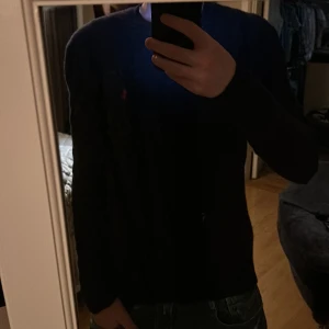 Mörkblå tröja från Ralph Lauren - Säljer en snygg mörkblå tröja från Ralph Lauren. Knappt använd. Skriv vid frågor. 
