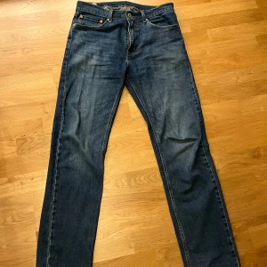 Levis 505 - Tömmer garderoben och säljer mina 505or för att de inte passar längre! Storleken är 32x32. Jeansen är använda under en kortare period så där finns inga tydliga tecken på användning. Hojta till vid frågor😁