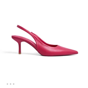 Rosa slingback-pumps - Snygga rosa slingback-pumps med spetsig tå och klack. Perfekta för en festlig kväll eller en elegant dag på stan. De har en stilren design och är bekväma att bära. Helt nya bara testade, säljer eftersom att dom är för stora för mig och inte går att lämna tillbaka. Helt slutsålda på hemsidan. 