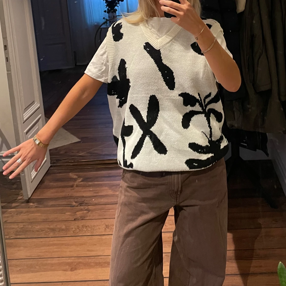 Vit och svart stickad väst från Obey - 90