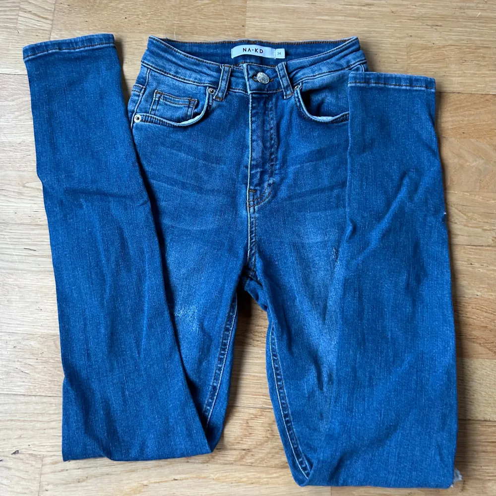 Säljer ett par snygga blå jeans från NA-KD i storlek 34. De är tighta och högmidjade. Stretchiga! jag är 165 cm på bilden, använda men i toppen skick! 🦋. Jeans & Byxor.