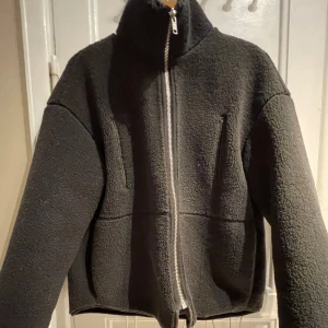 Trendig fleecejacka  - Säljer denna svarta superskönt fleecejacka från HM. Använd ansvarsfullt och nypris 600 men säljer för 450. Den är svart och i strl M men passar S. 🥰💗💛
